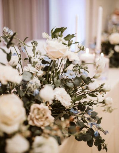 Mila Bloom - Deko & Blumen mit Woweffekt - Hochzeit im Elgerhaus bei Kassel - Elegante Winterhochzeit mit viel Greenery, weiß und eisblau