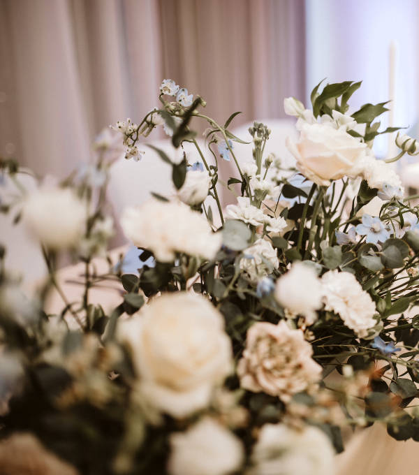 Mila Bloom - Deko & Blumen mit Woweffekt - Hochzeit im Elgerhaus bei Kassel - Elegante Winterhochzeit mit viel Greenery, weiß und eisblau