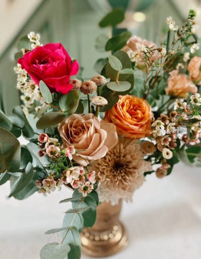 Mila Bloom - Deko & Blumen mit Woweffekt - Hochzeit auf Schloß Landau - Ausdrucksstarkes Farbkonzeot mit pink und apricot sowie Eukalyptus - Altargesteck