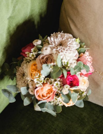 Mila Bloom - Deko & Blumen mit Woweffekt - Hochzeit auf Schloß Landau - Ausdrucksstarkes Farbkonzeot mit pink und apricot sowie Eukalyptus - Brautstrauß