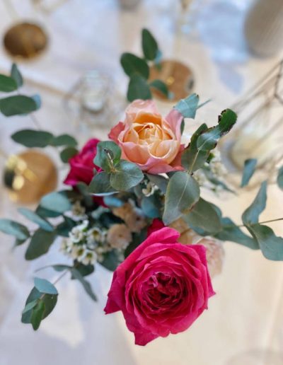 Mila Bloom - Deko & Blumen mit Woweffekt - Hochzeit auf Schloß Landau - Ausdrucksstarkes Farbkonzeot mit pink und apricot sowie Eukalyptus - Tischdekoration