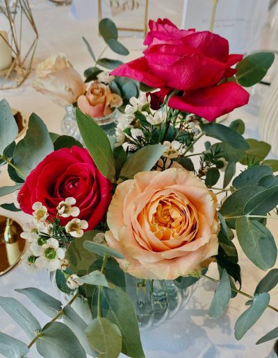 Mila Bloom - Deko & Blumen mit Woweffekt - Hochzeit auf Schloß Landau - Ausdrucksstarkes Farbkonzeot mit pink und apricot sowie Eukalyptus - Tischdekoration
